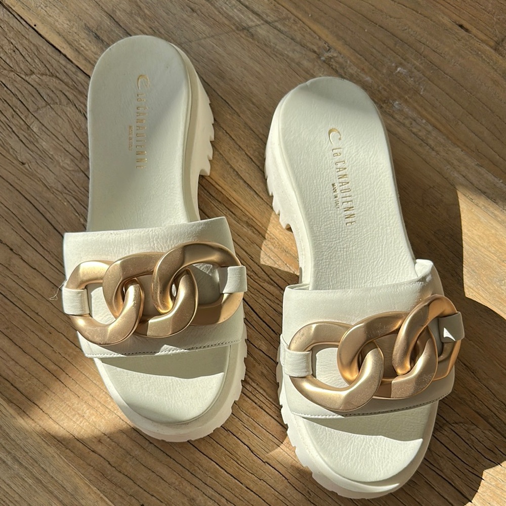 La CANADIENNE Beige Sandals with Metallic Chain
